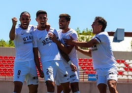 Los jugadores del UCAM Murcia celebran un gol.