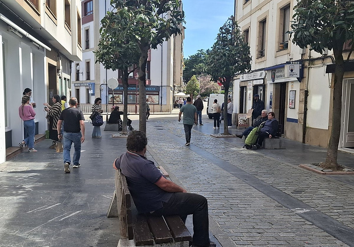 Vuelta a la normalidad en Villaviciosa, con peatones y tiendas abiertas en la calle Valle Ballina y Fernández