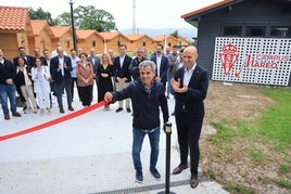 David Guerra, presidente ejecutivo del Sporting de Gijón, junto a Eloy, que da nombre a una de las cabañas, en el acto de presentación de la nueva instalación para el Campus.