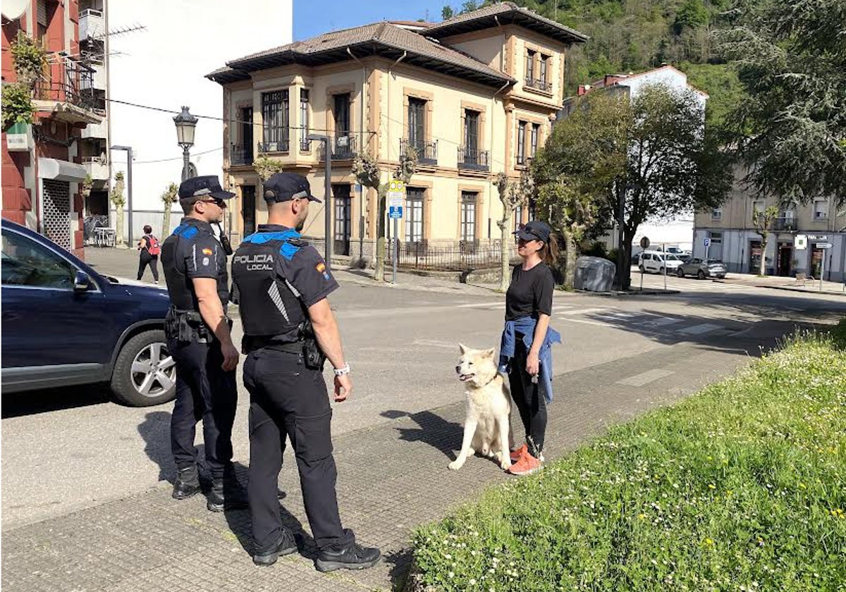 La Policía Local intensificará la vigilancia para que se recojan las heces de los perros en San Martín del Rey Aurelio