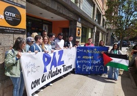 Parte de los colectivos firmantes del manifiesto, a las puertas del CMX.