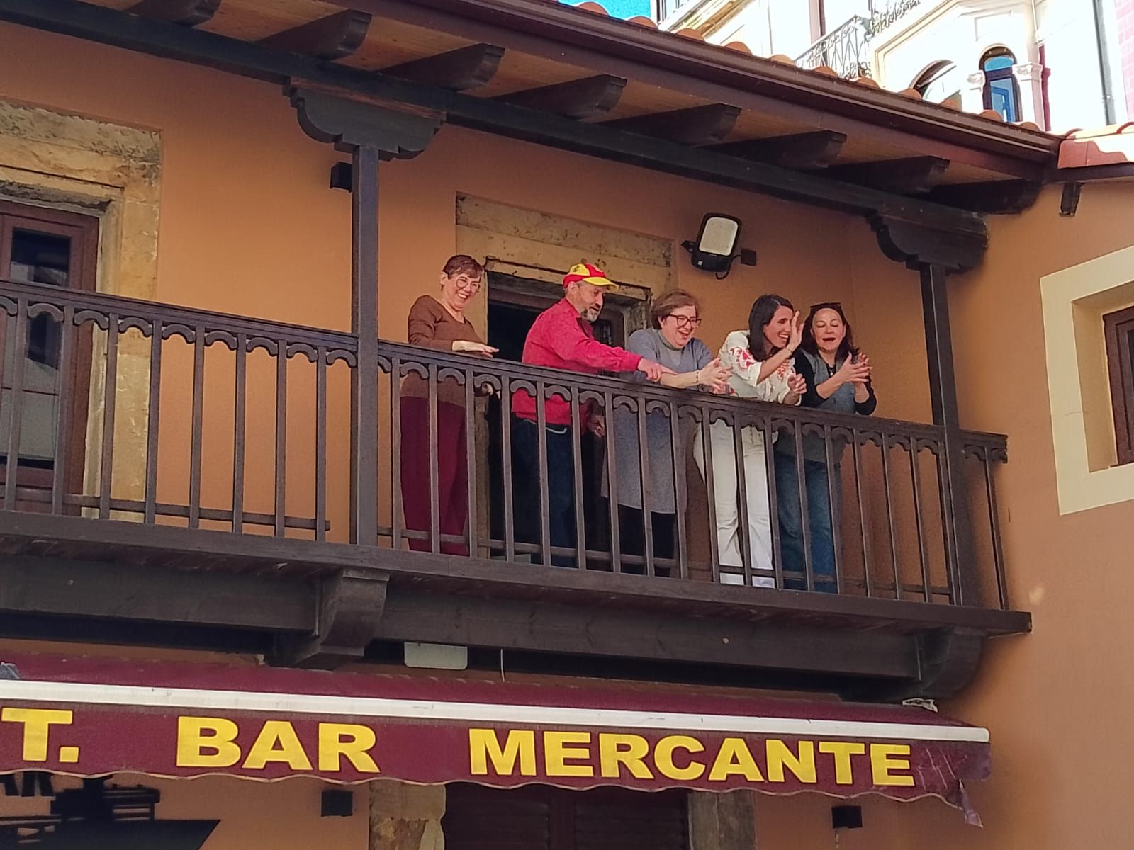 La familia Suárez Solis despidiéndose de sus clientes desde la balconada del Mercante el pasado domingo.