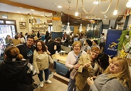 Asistentes a la reinauguración del Mercante en la Cuesta del Cholo, a cuyo frente se ha puesto del Grupo Al Peso.