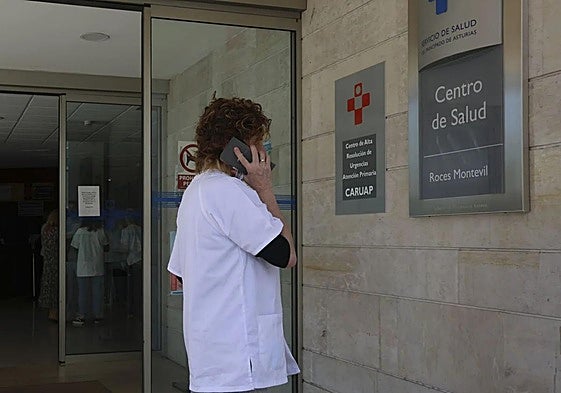 Una sanitaria intenta llamar por teléfono durante el apagón.