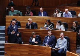 Adrián Barbón, en el pleno, durante su intervención en el turno de preguntas al presidente.