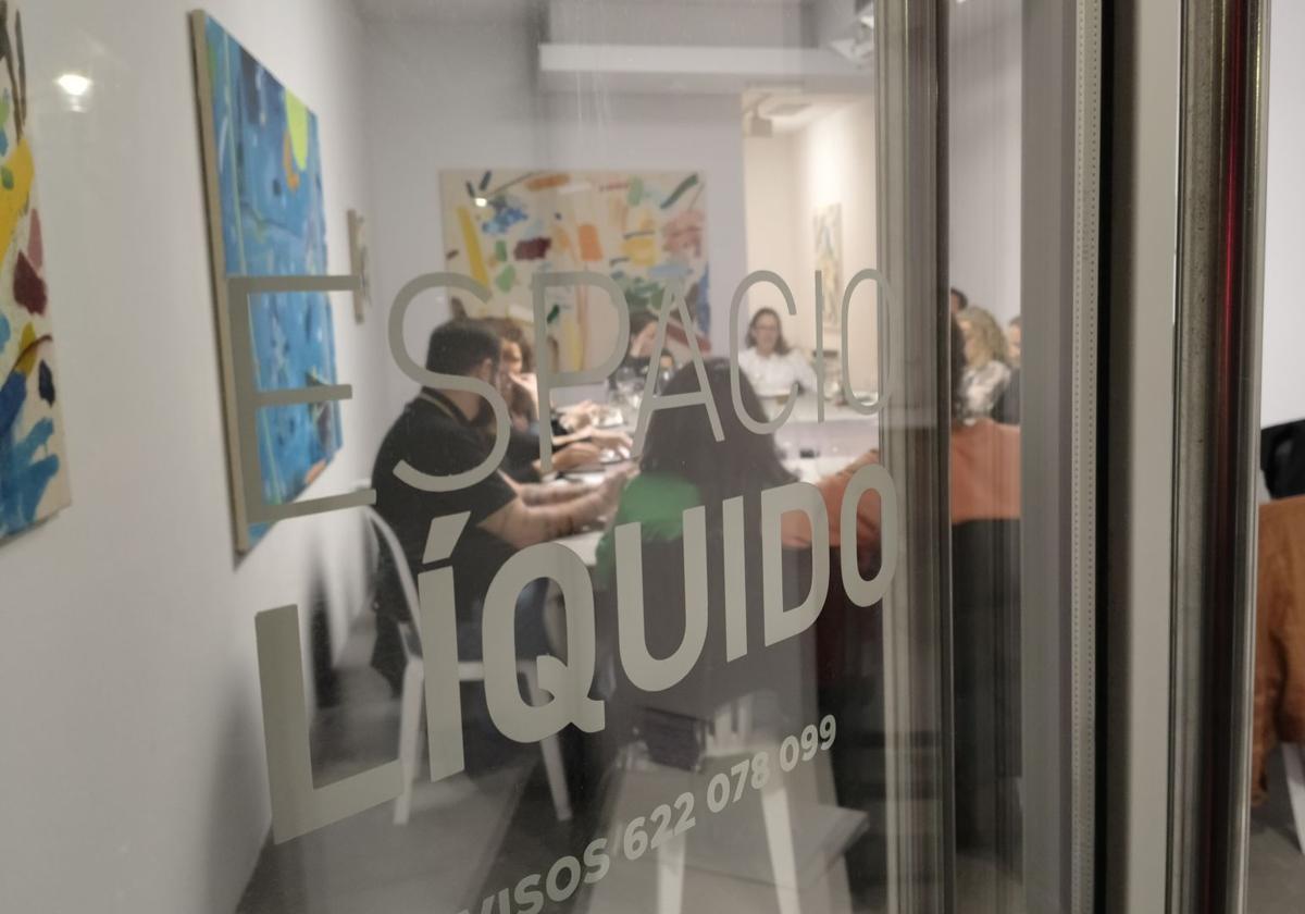 La galería de arte Espacio Líquido acogió la última cena 'klandestina' celebrada en Gijón.