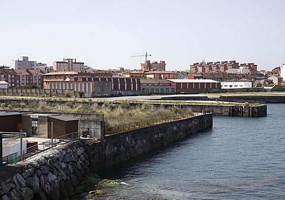 Franja litoral de Naval Gijón, con la antigua dársena, donde el Puerto quiere instalar una plataforma de deportes náuticos.