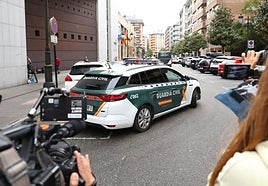 Vehículos de la Guardia Civil a la salida de los juzgados de Oviedo donde iban los progenitores de los niños.