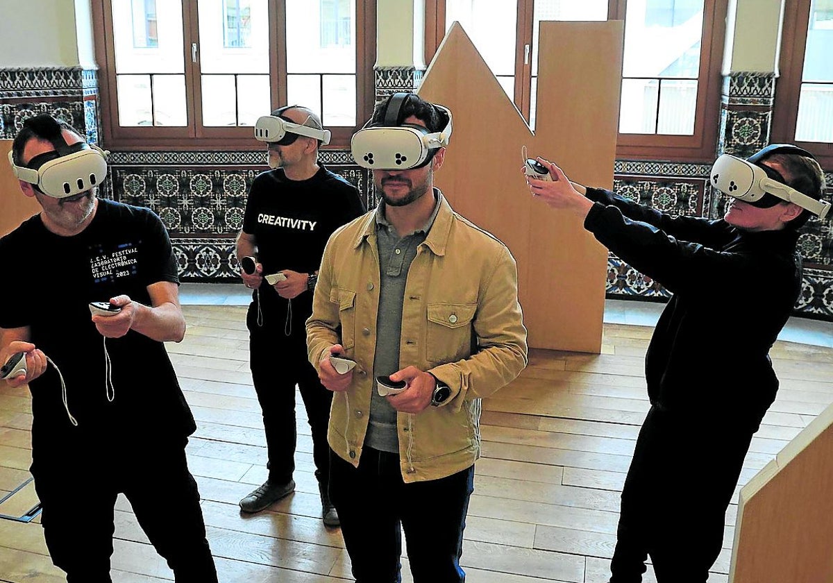Nacho de la Vega, Aitor Martínez y Cristina de Silva, con los cascos de realidad virtual.
