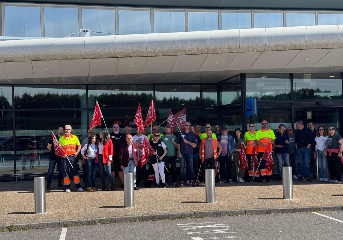 Último día de la ambulancia en el aeropuerto de Asturias: protesta y traslado urgente al hospital de un trabajador