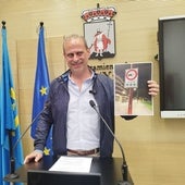 El concejal Tino Vaquero muestra una señal «engañosa» sobre la Zona de Bajas Emisiones de La Calzada, que aún no está en vigor.