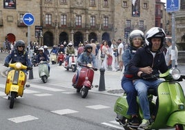 Una concentración de vespas en Gijón.
