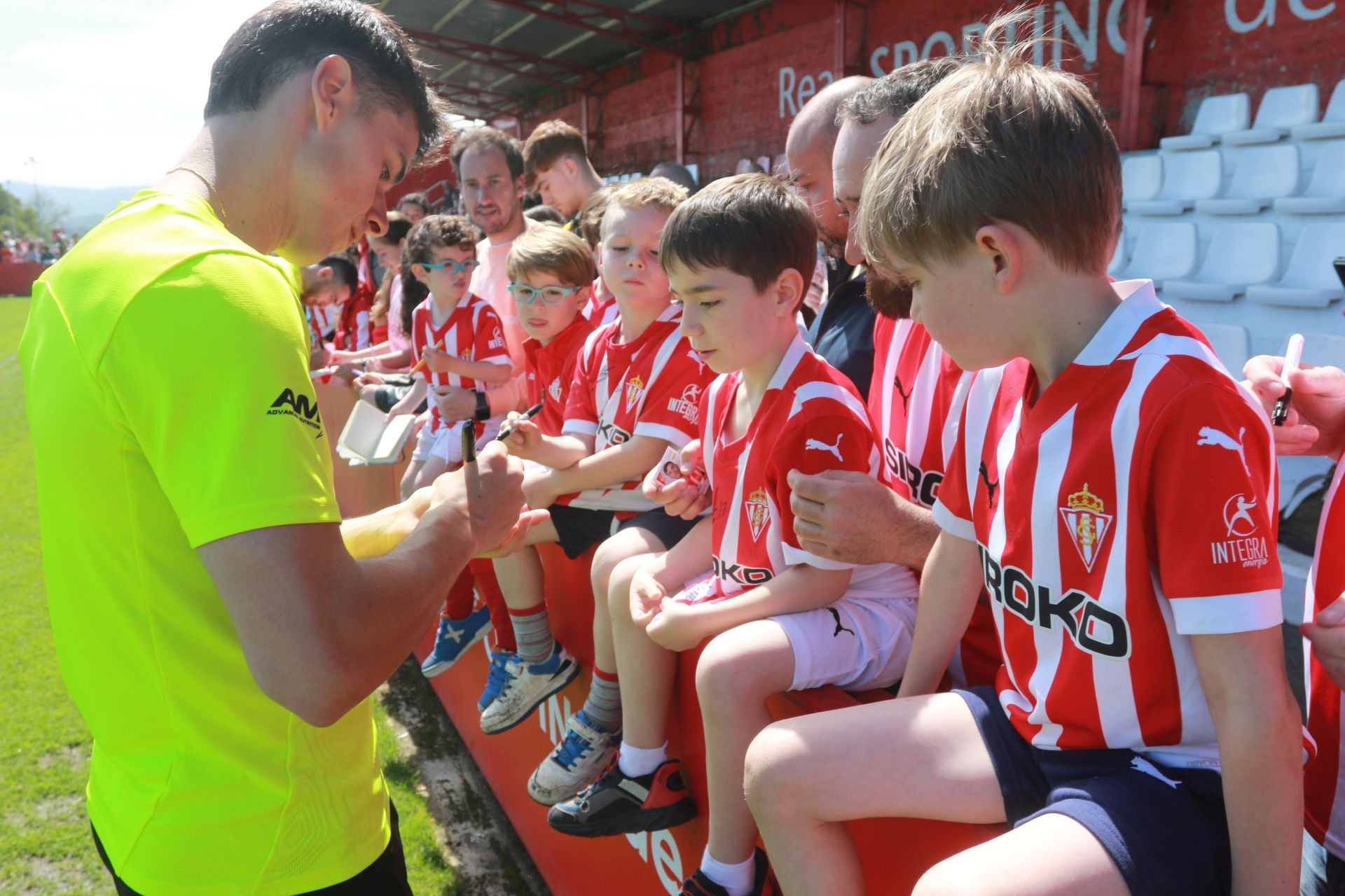 Los jugadores del Sporting de Gijón firman autógrafos a los aficionados