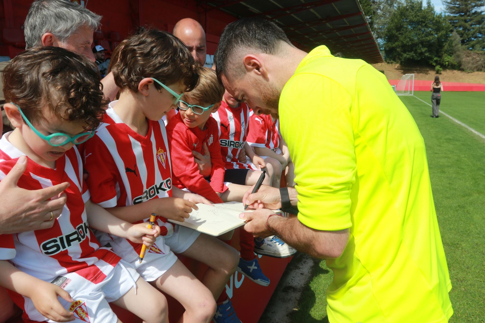 Los jugadores del Sporting de Gijón firman autógrafos a los aficionados