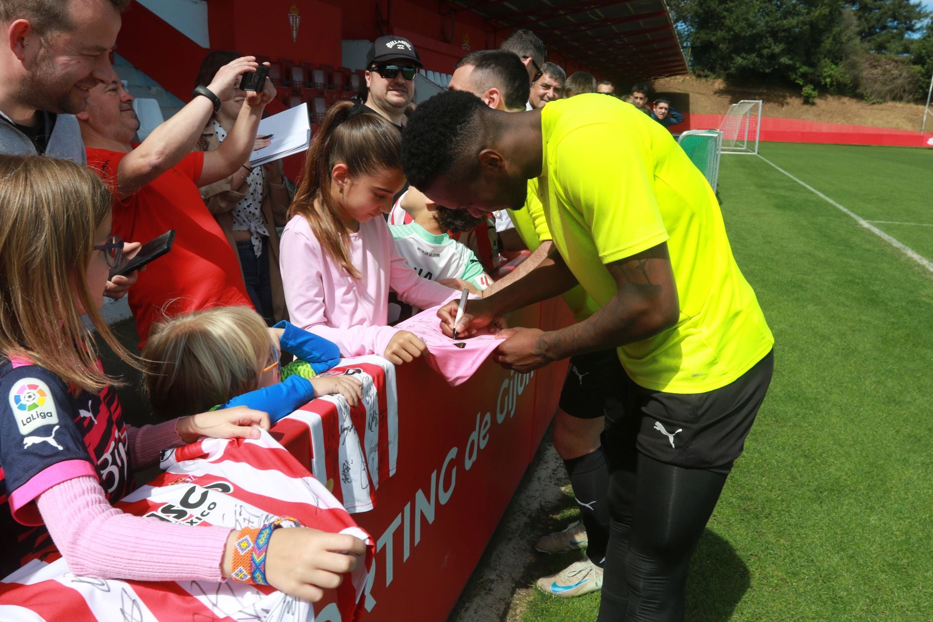Los jugadores del Sporting de Gijón firman autógrafos a los aficionados