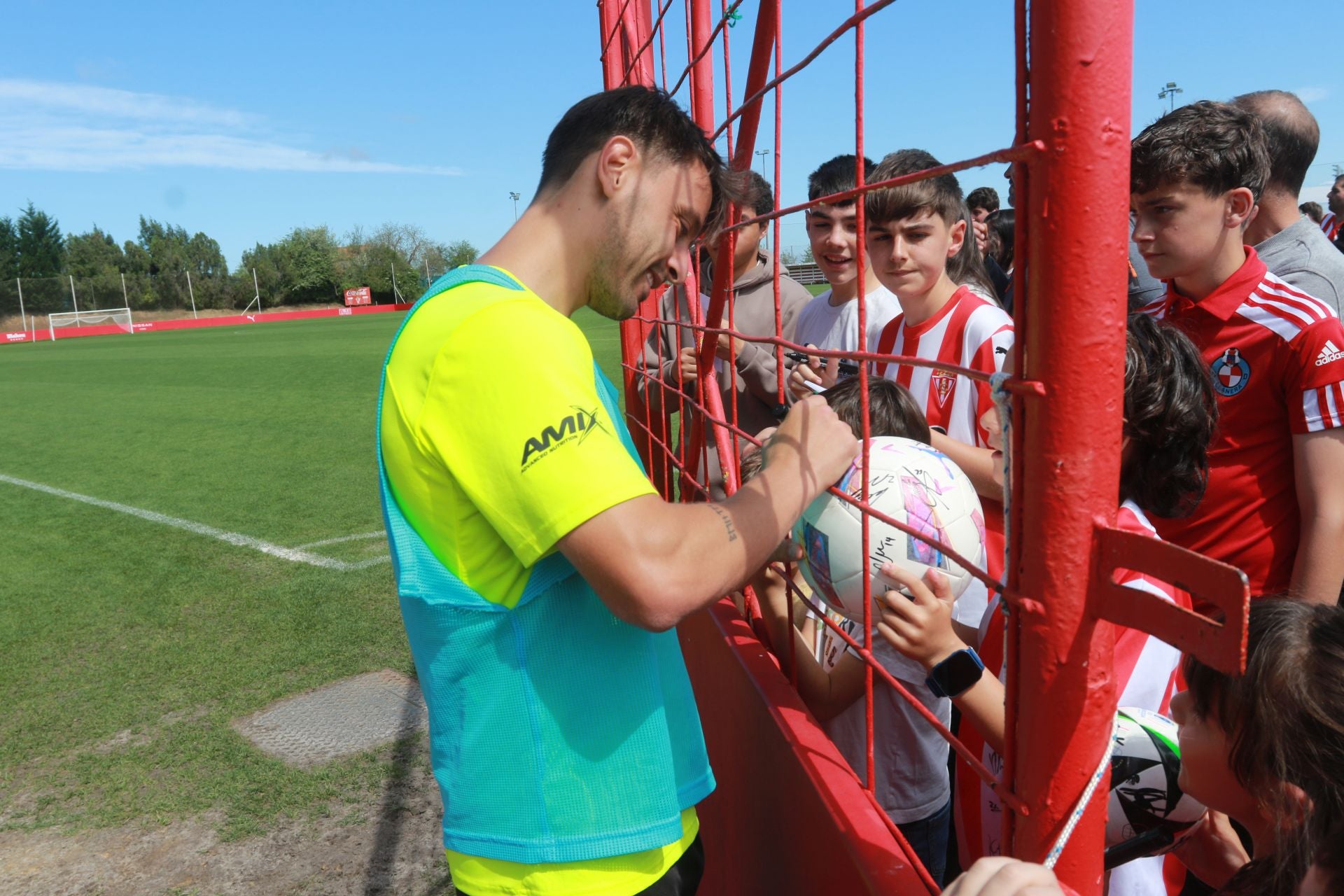 Los jugadores del Sporting de Gijón firman autógrafos a los aficionados