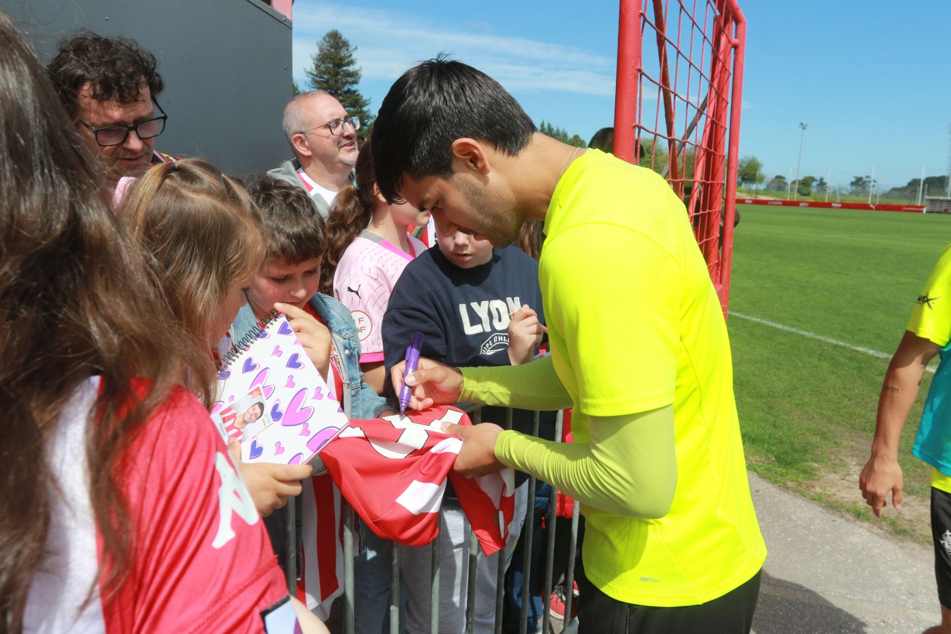 Los jugadores del Sporting de Gijón firman autógrafos a los aficionados