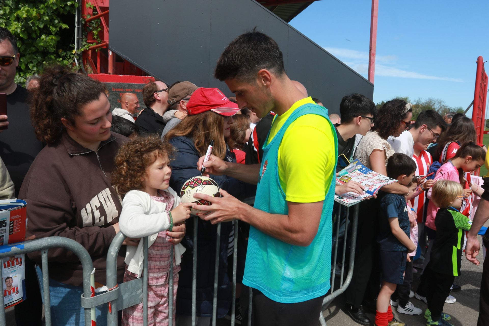 Los jugadores del Sporting de Gijón firman autógrafos a los aficionados