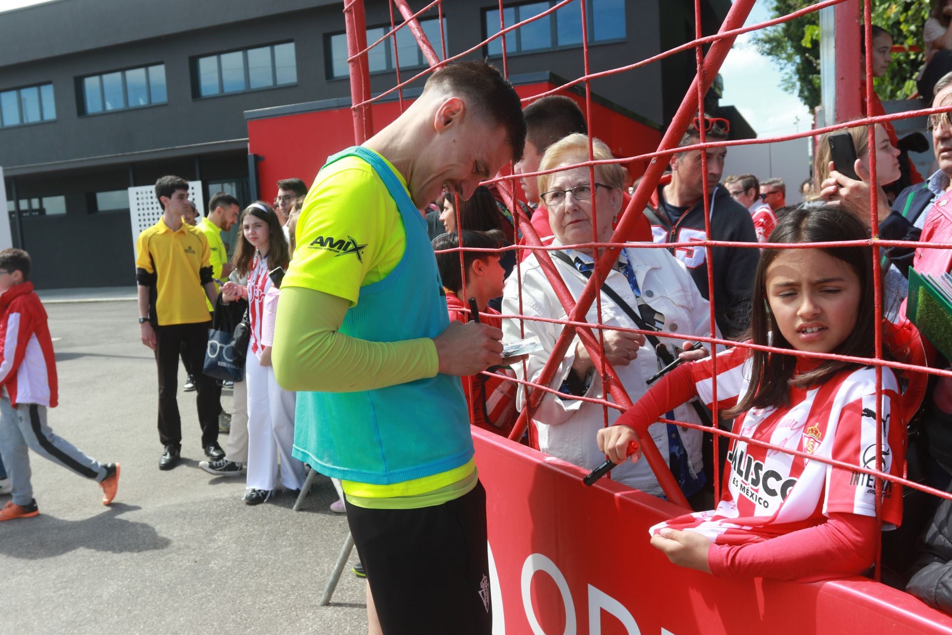 Los jugadores del Sporting de Gijón firman autógrafos a los aficionados