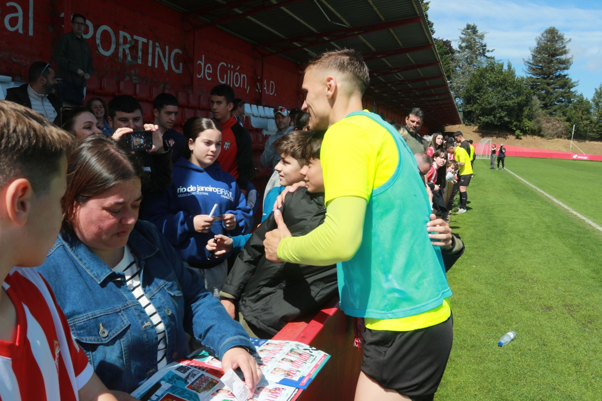 Los jugadores del Sporting de Gijón firman autógrafos a los aficionados