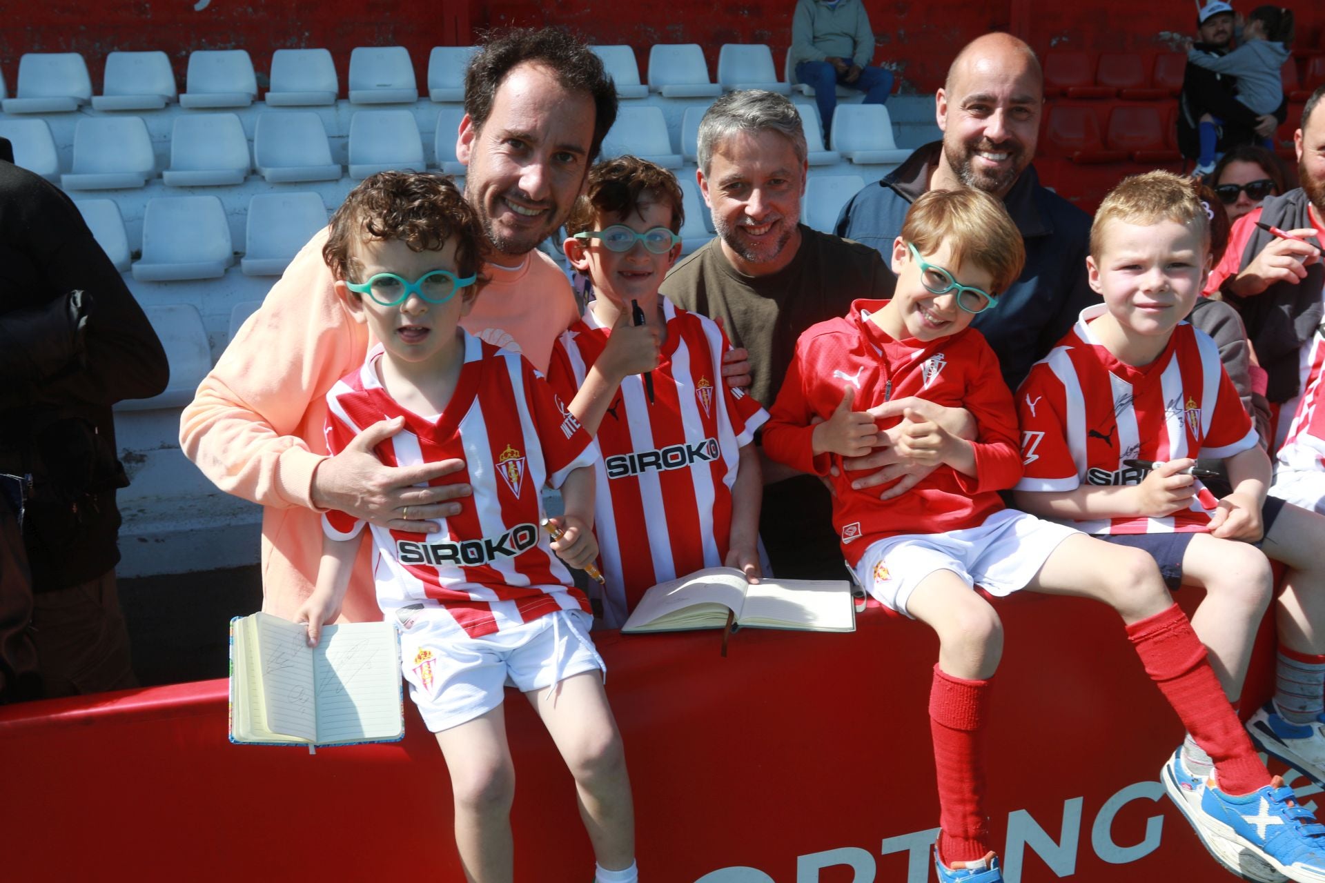Los jugadores del Sporting de Gijón firman autógrafos a los aficionados