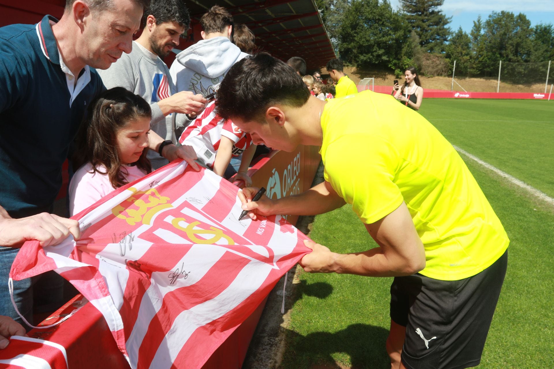 Los jugadores del Sporting de Gijón firman autógrafos a los aficionados