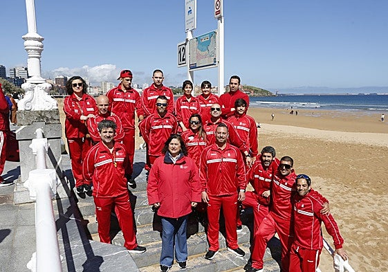 Foto de familia del grupo de Salvamento que inicia la temporada de baños en la playa de San Lorenzo. Detrás, Carolina Méndez, Carlos Rubio, Miguel Ángel Fernández, Marta Gallego, Elisabet Huerta y Guillermo García. Delante de ellos, Sergio Arias, Isaac Friera, Patricia Bueno, Pablo Fuertes y Adrián García. En primer término, Basilio Martínez, Flor Palacio y Raúl Hernández. A la derecha, Ángel Ferrera, Rubén Amez y Martín Reyes.