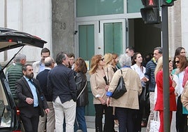 Familiares y amigos, a las puertas de la parroquia donde se celebró el funeral.