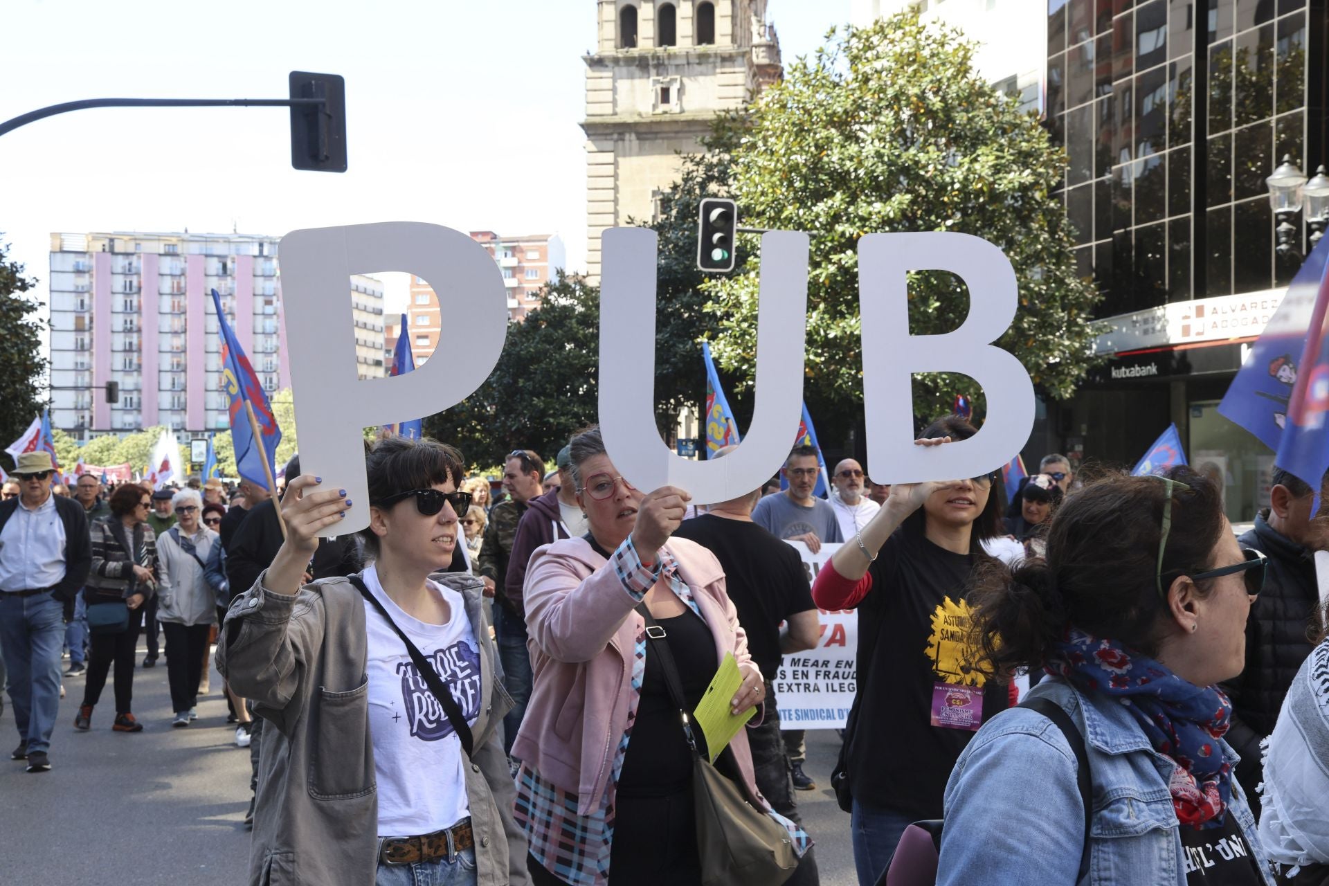 La manifestación de los sindicatos minoritarios el Día del Trabajo en Gijón, en imágenes