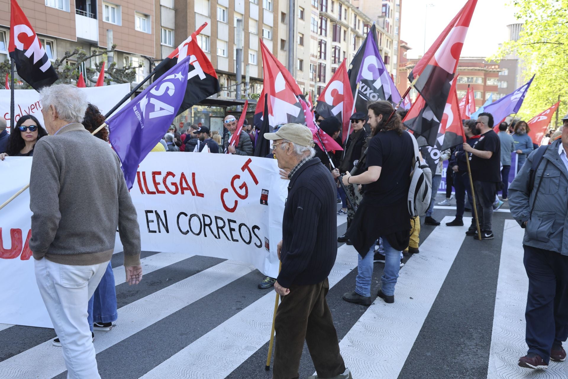 La manifestación de los sindicatos minoritarios el Día del Trabajo en Gijón, en imágenes