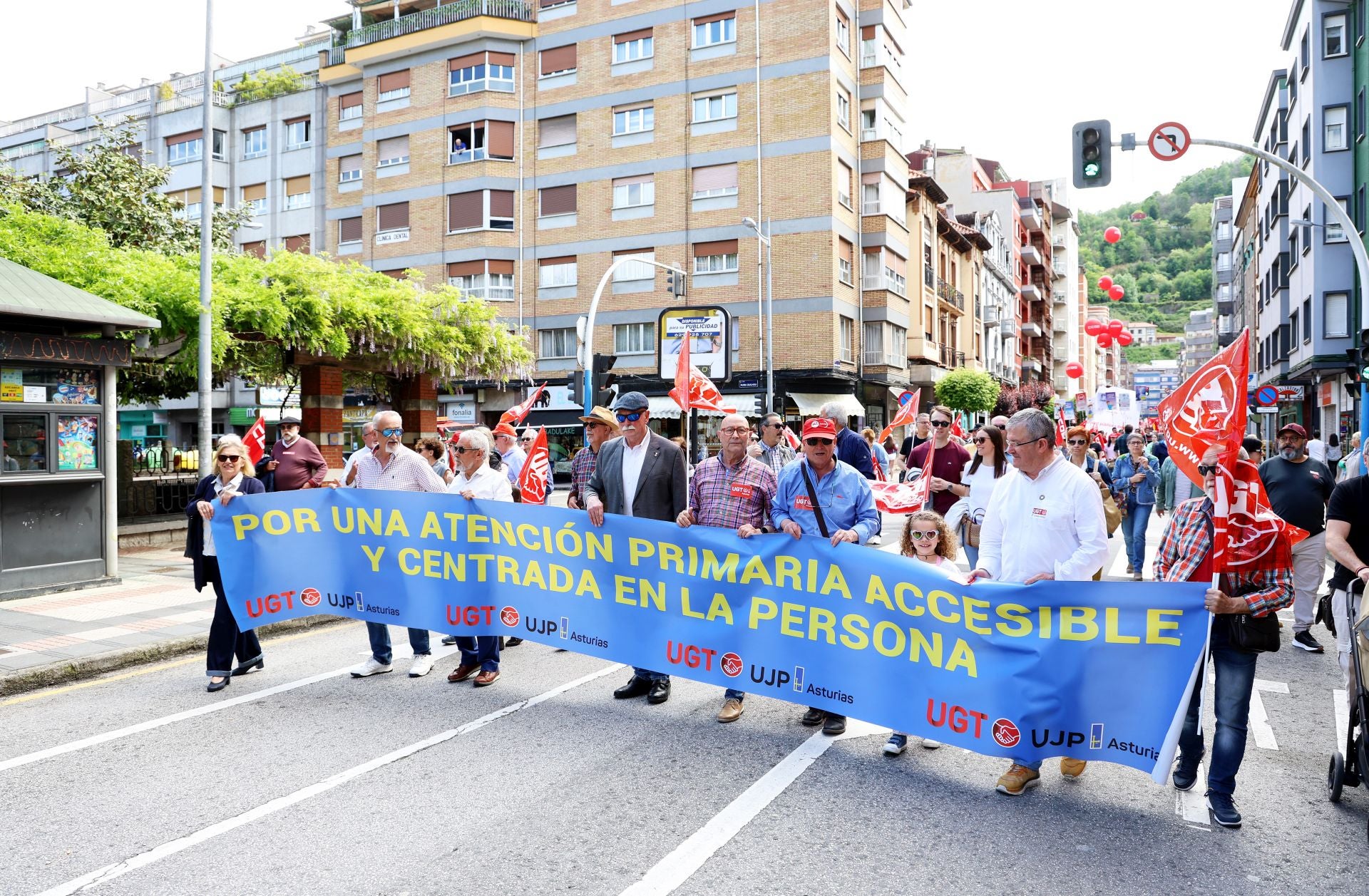 Mieres acoge una multitudinaria manifestación por el Primero de Mayo
