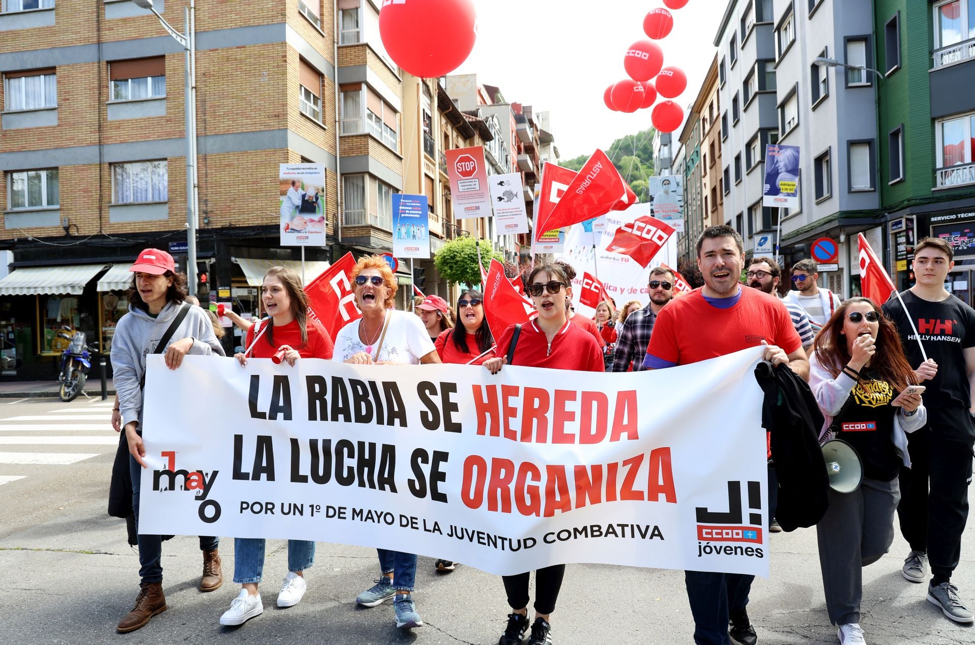 Mieres acoge una multitudinaria manifestación por el Primero de Mayo