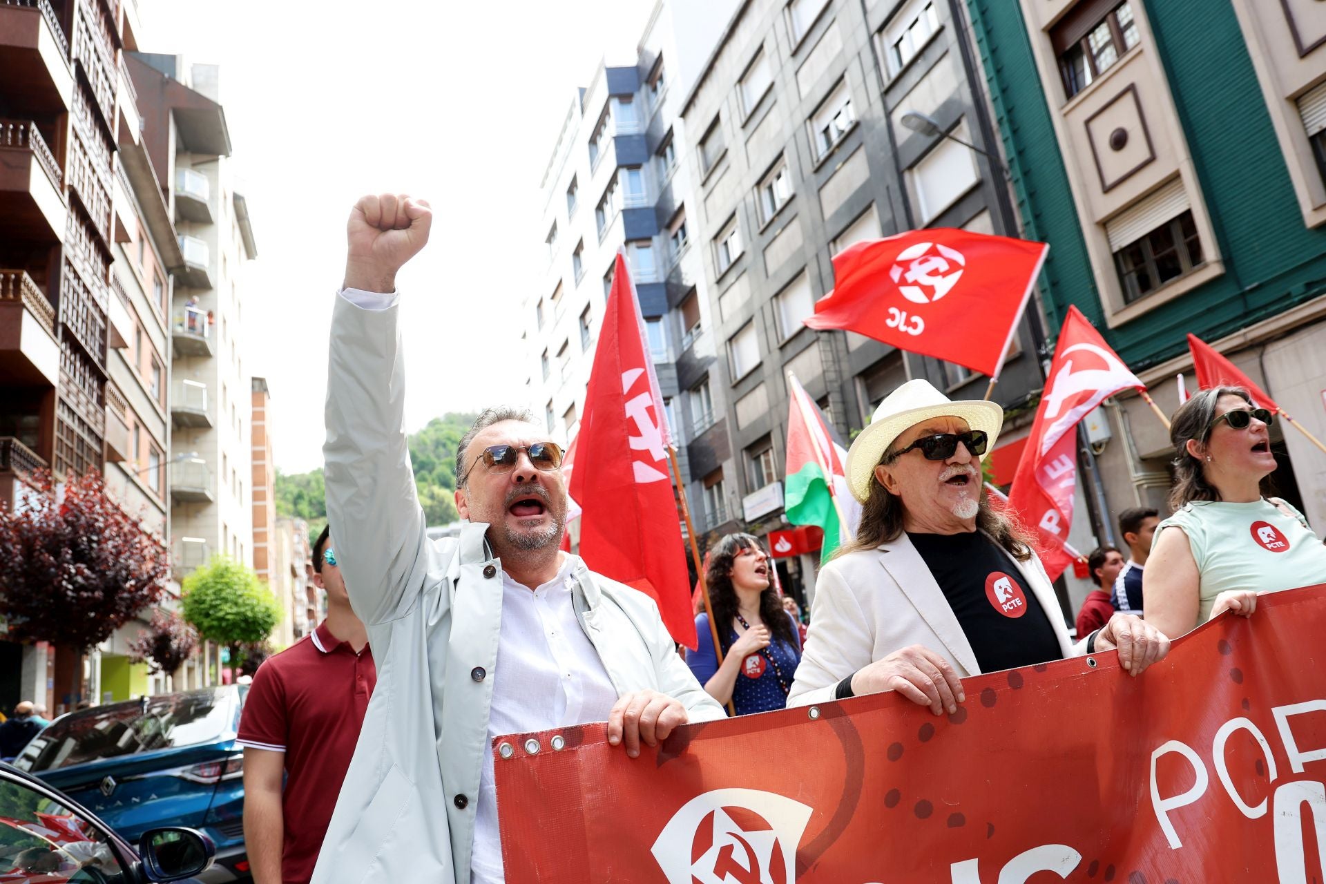 Mieres acoge una multitudinaria manifestación por el Primero de Mayo