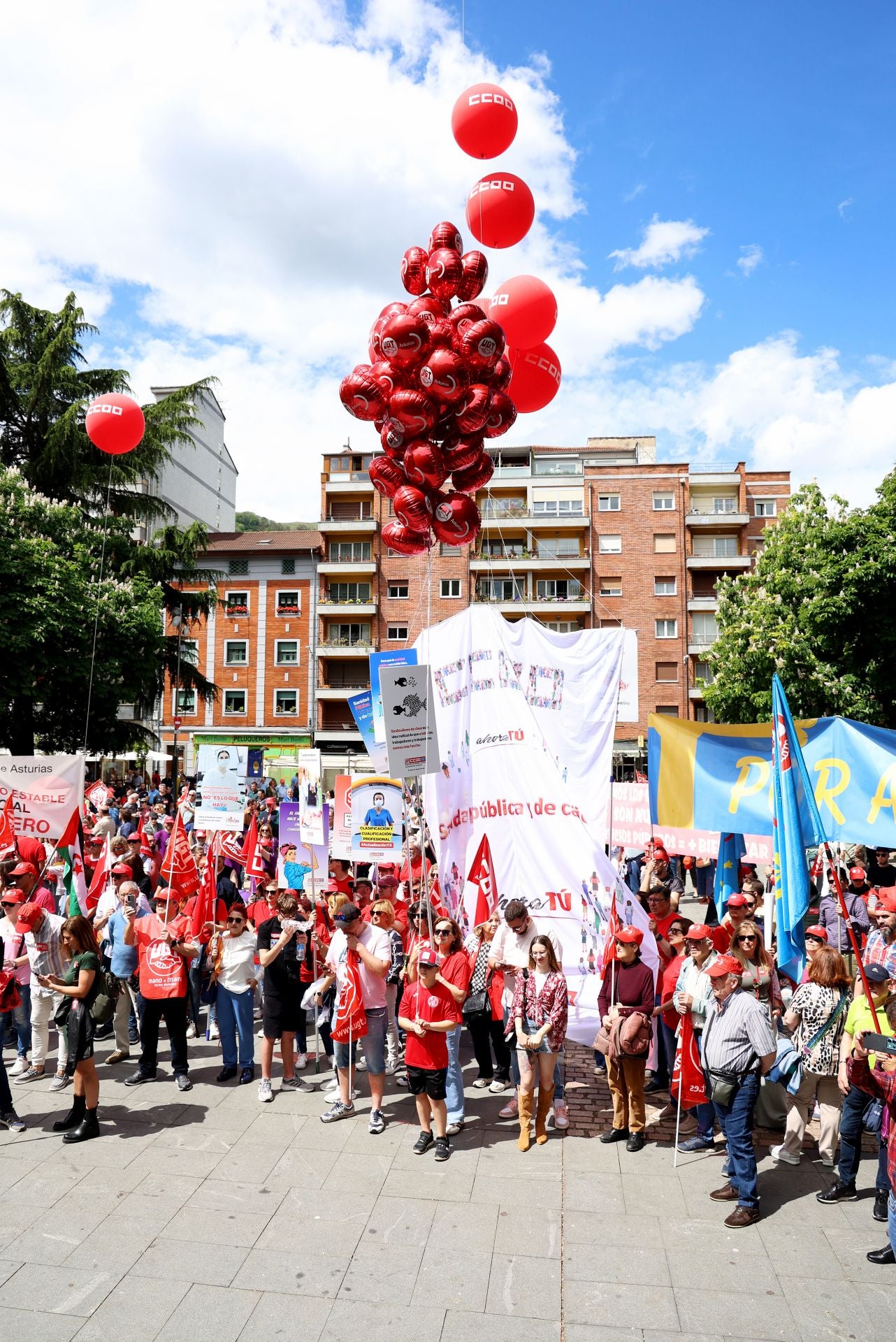 Mieres acoge una multitudinaria manifestación por el Primero de Mayo