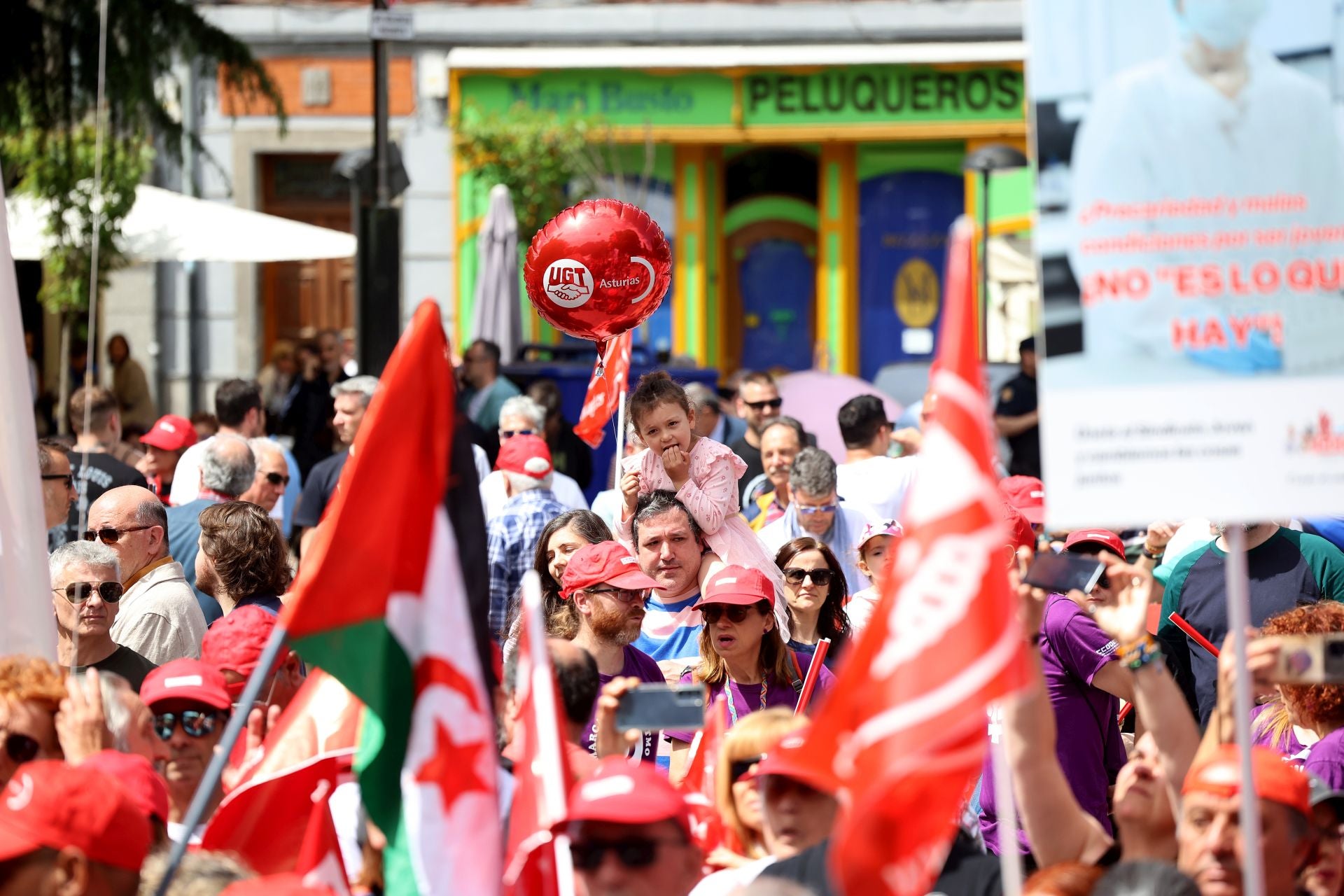 Mieres acoge una multitudinaria manifestación por el Primero de Mayo