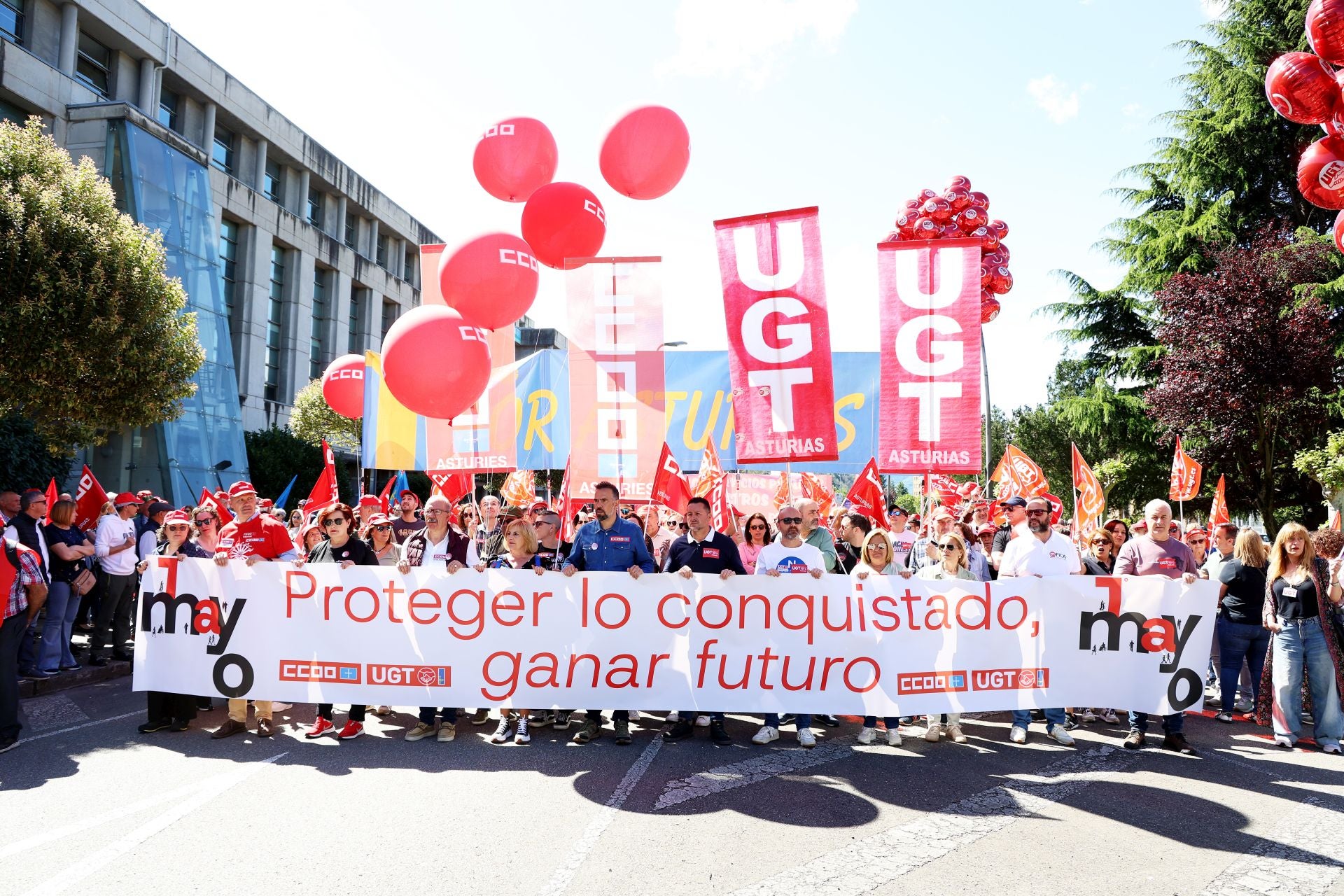 Mieres acoge una multitudinaria manifestación por el Primero de Mayo