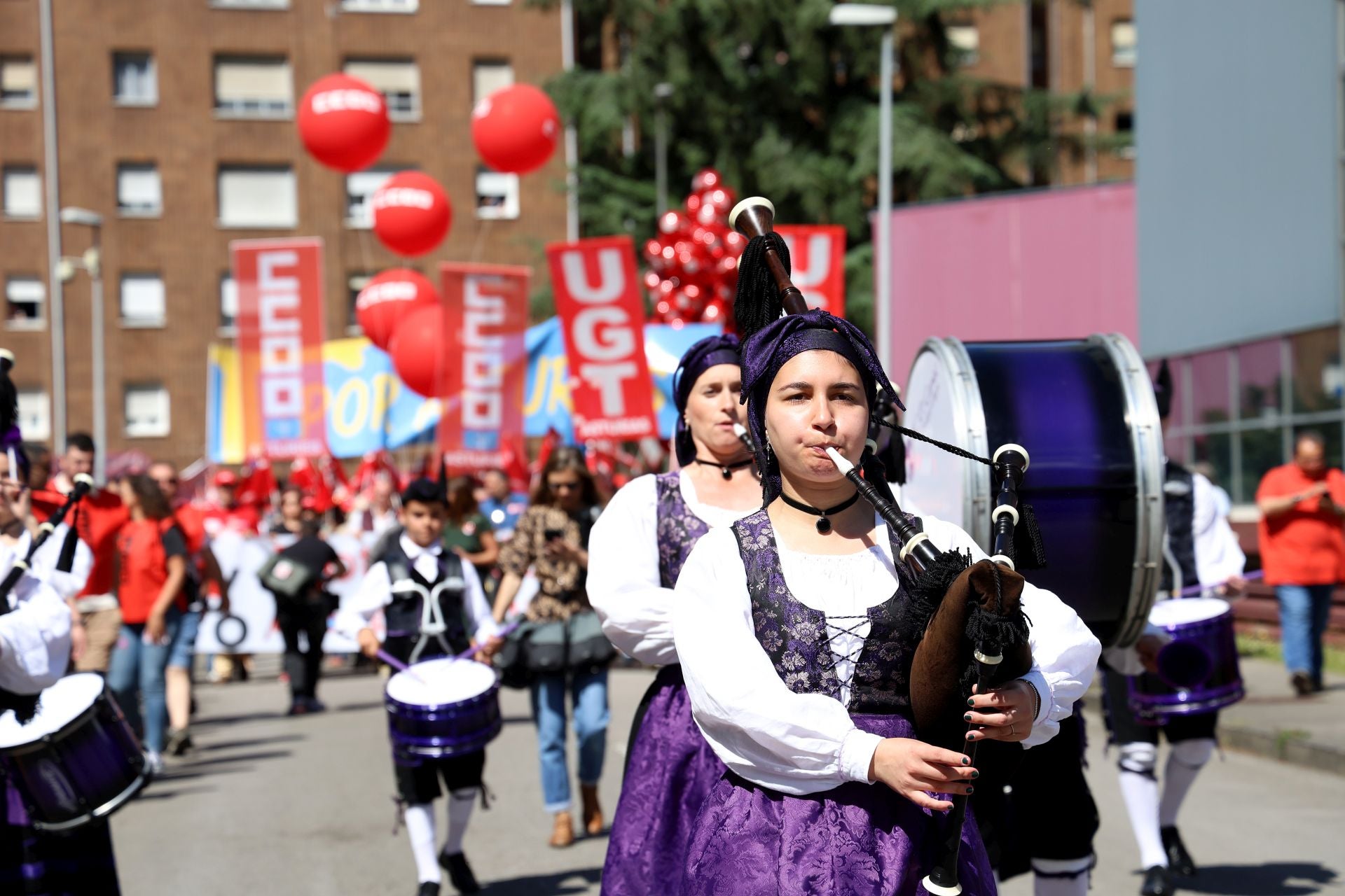 Mieres acoge una multitudinaria manifestación por el Primero de Mayo