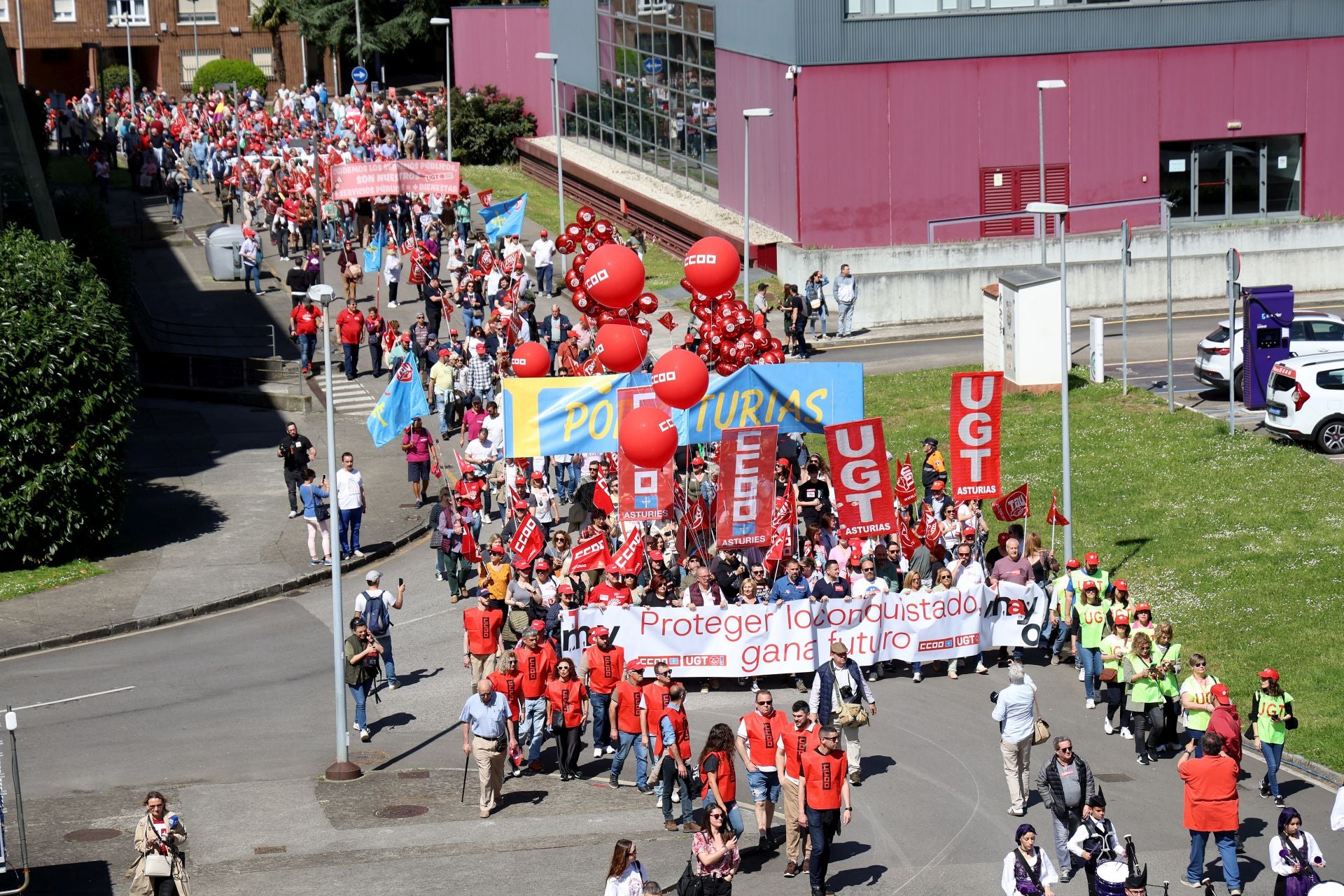 Mieres acoge una multitudinaria manifestación por el Primero de Mayo