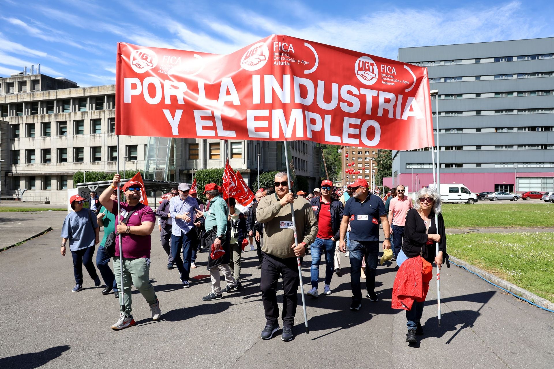 Mieres acoge una multitudinaria manifestación por el Primero de Mayo