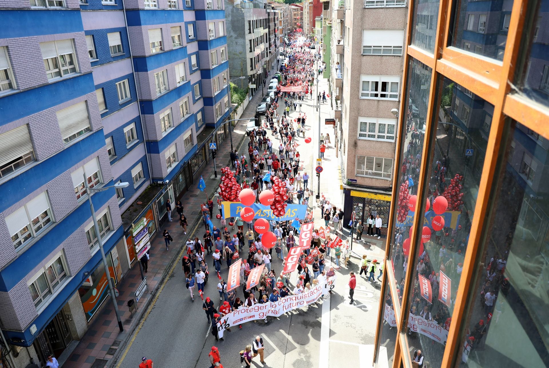 Mieres acoge una multitudinaria manifestación por el Primero de Mayo
