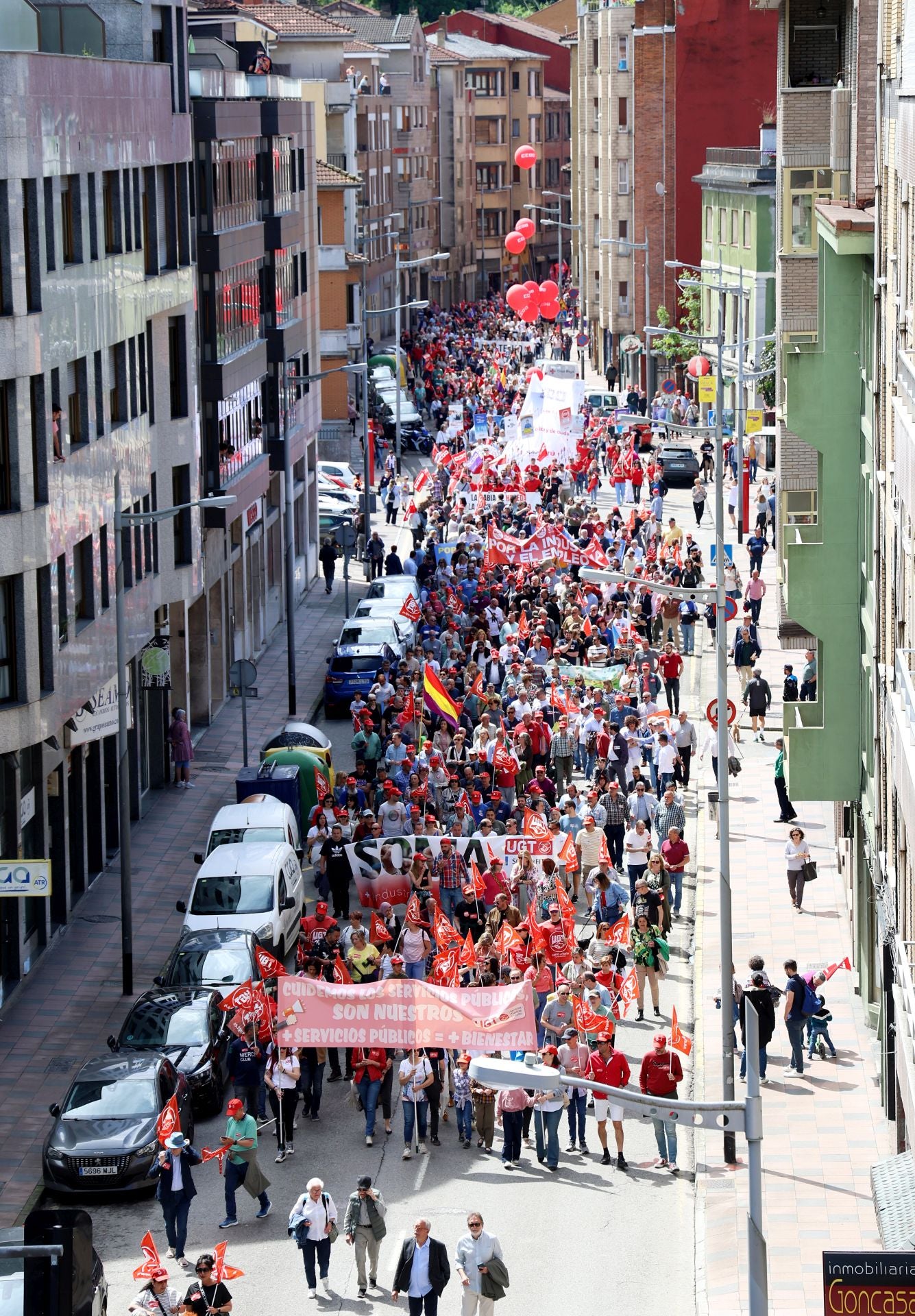 Mieres acoge una multitudinaria manifestación por el Primero de Mayo