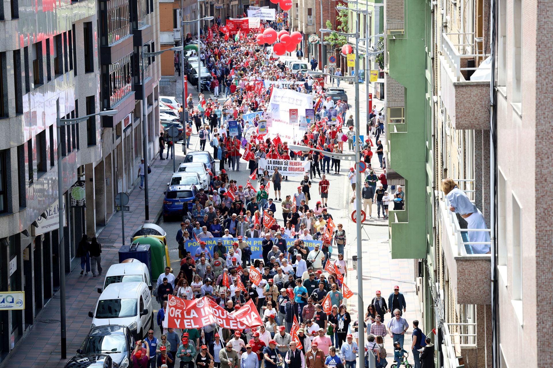 Mieres acoge una multitudinaria manifestación por el Primero de Mayo