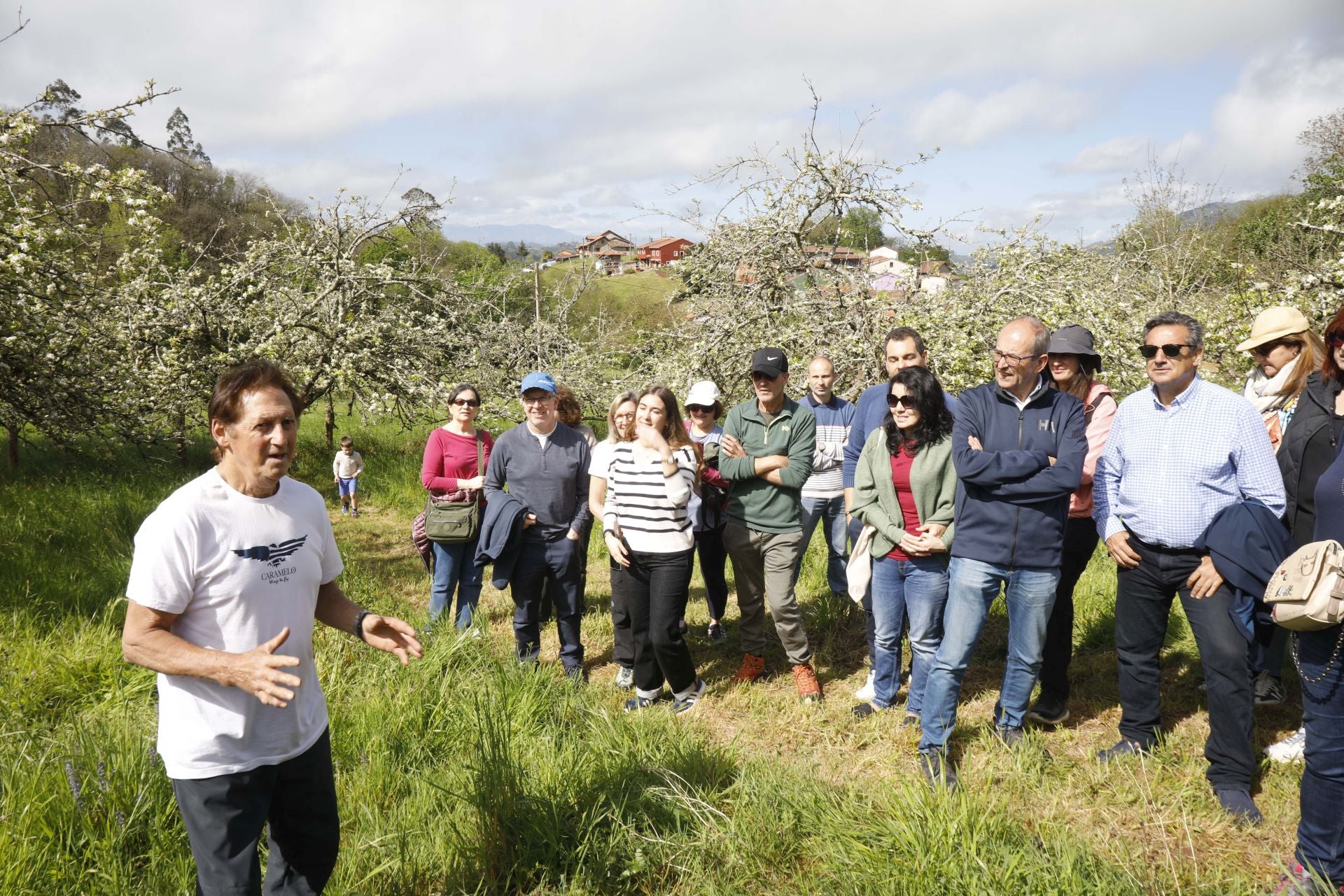 Visita guiada para conocer de cerca la floración de los manzanos en Sariego