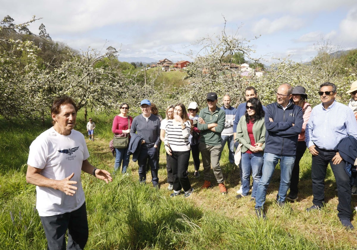 El agricultor Francisco Foncueva explica la vecería de la manzana al grupo de visitantes