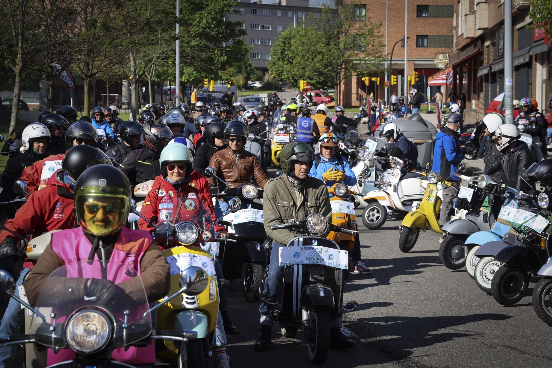 La ruta de las vespas invade Gijón