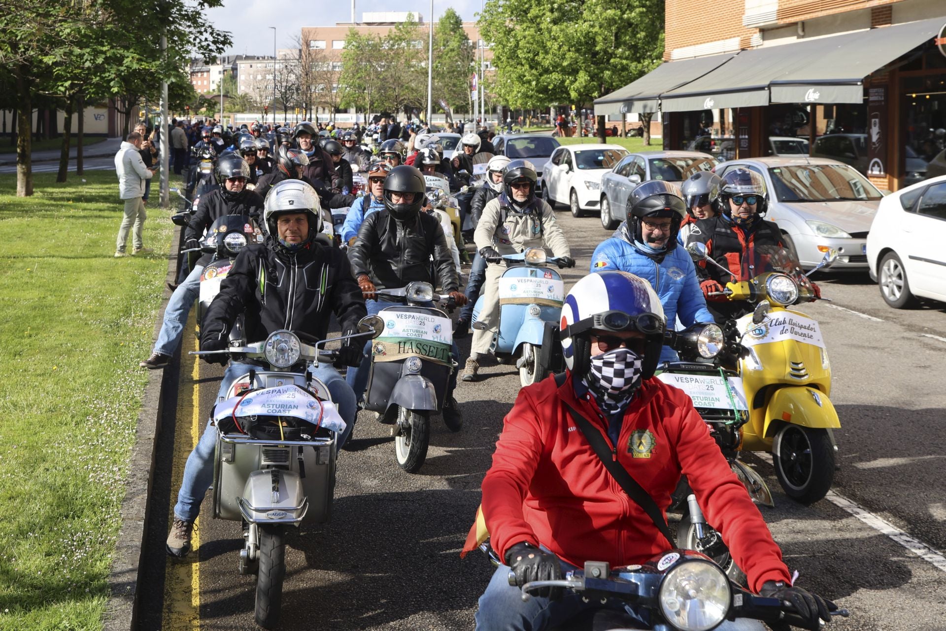 La ruta de las vespas invade Gijón