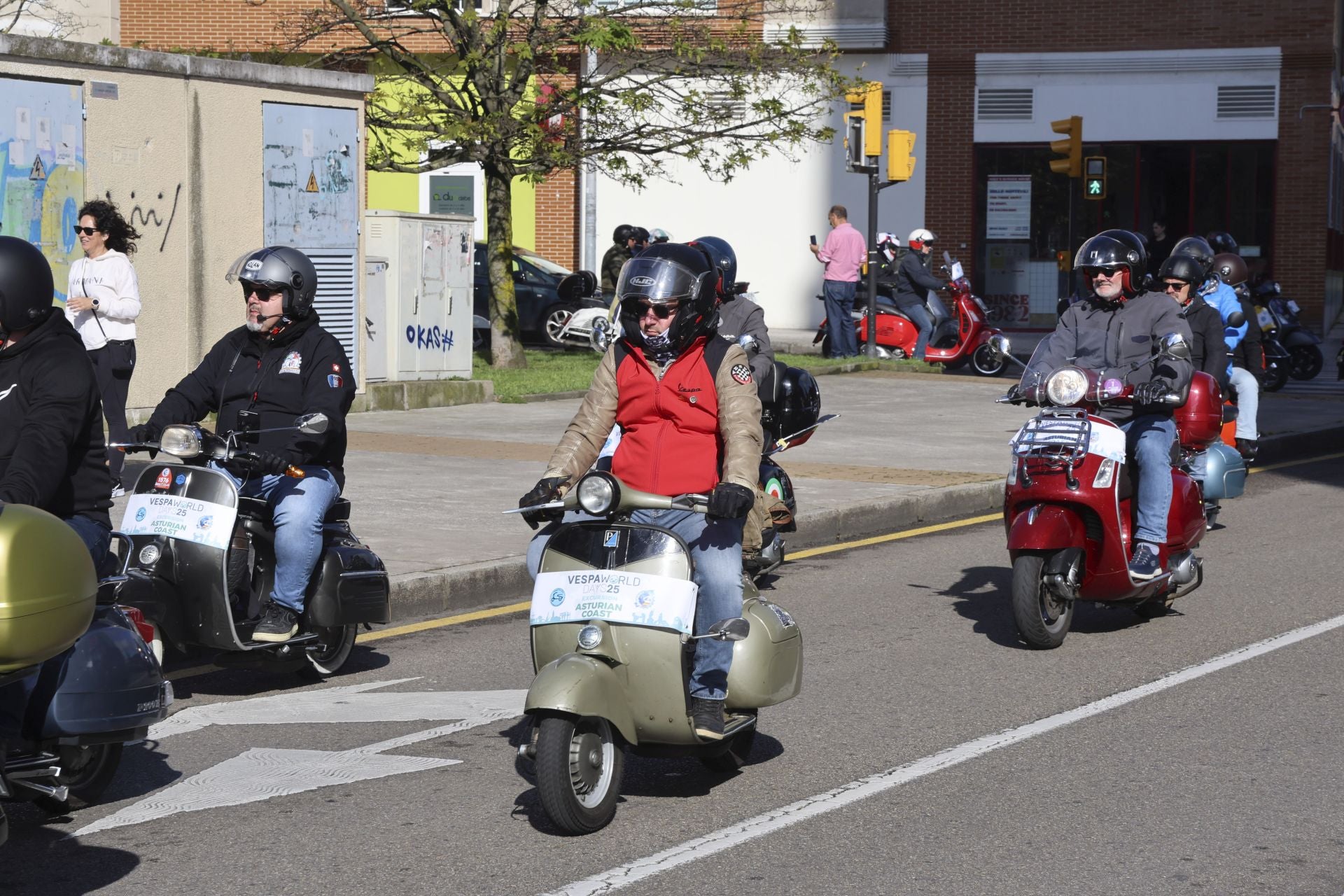 La ruta de las vespas invade Gijón