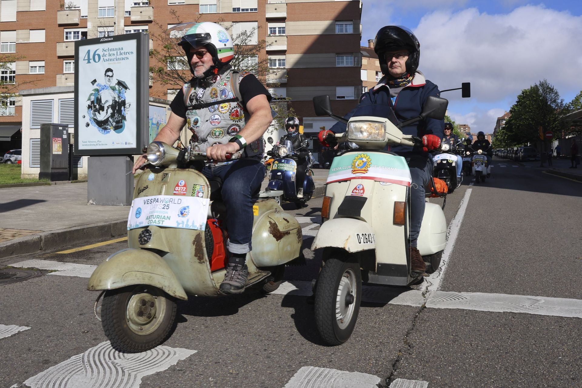 La ruta de las vespas invade Gijón