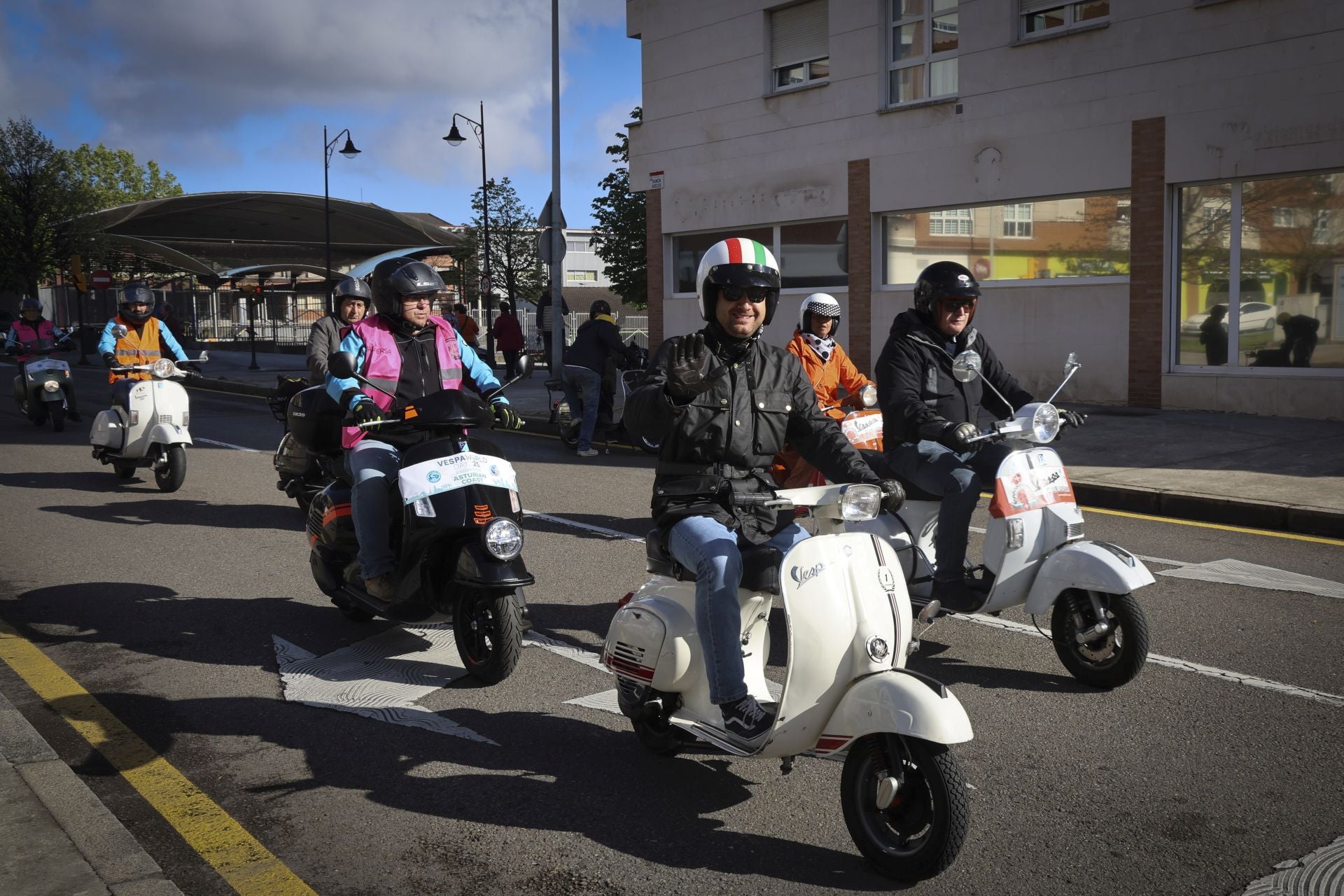 La ruta de las vespas invade Gijón