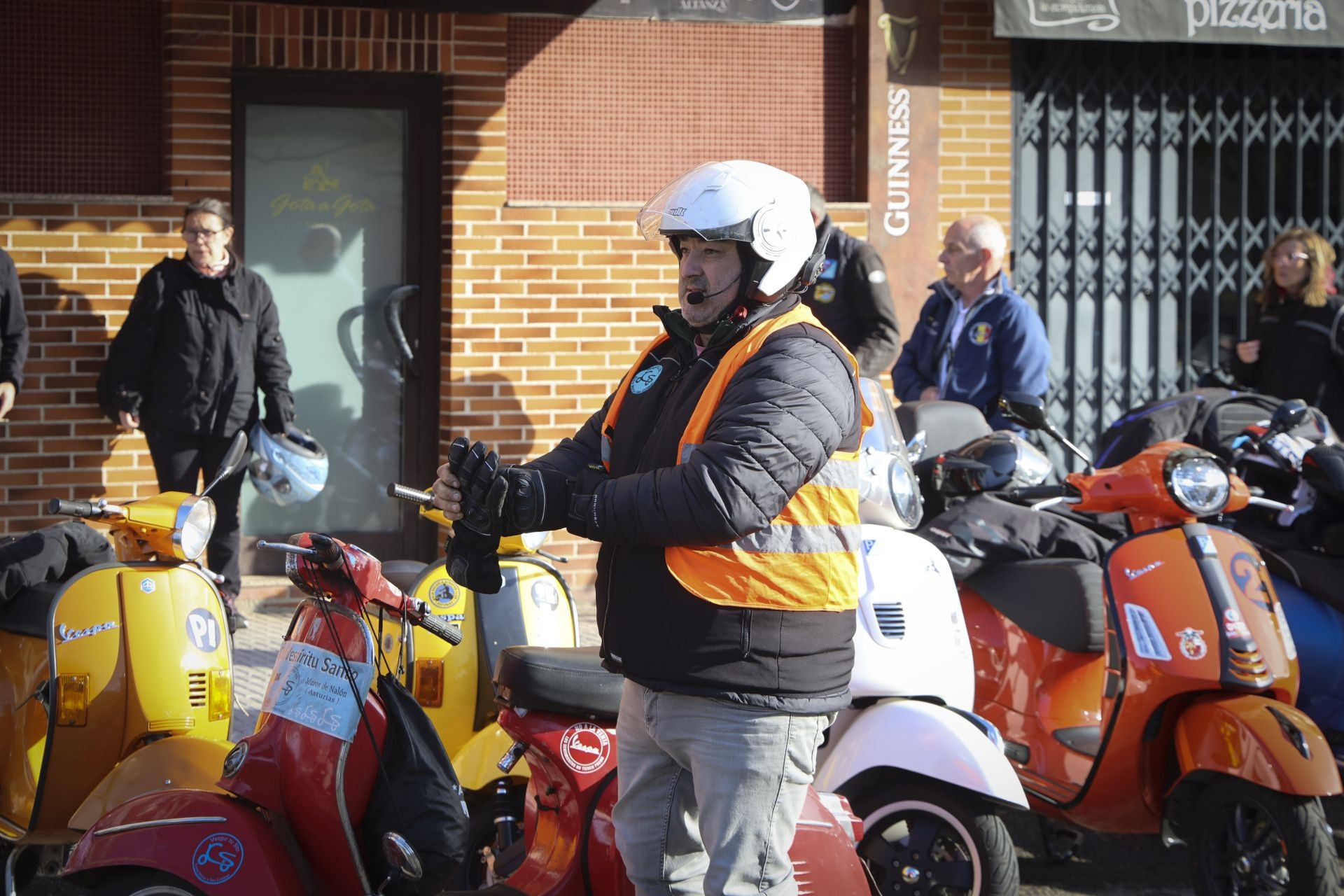 La ruta de las vespas invade Gijón
